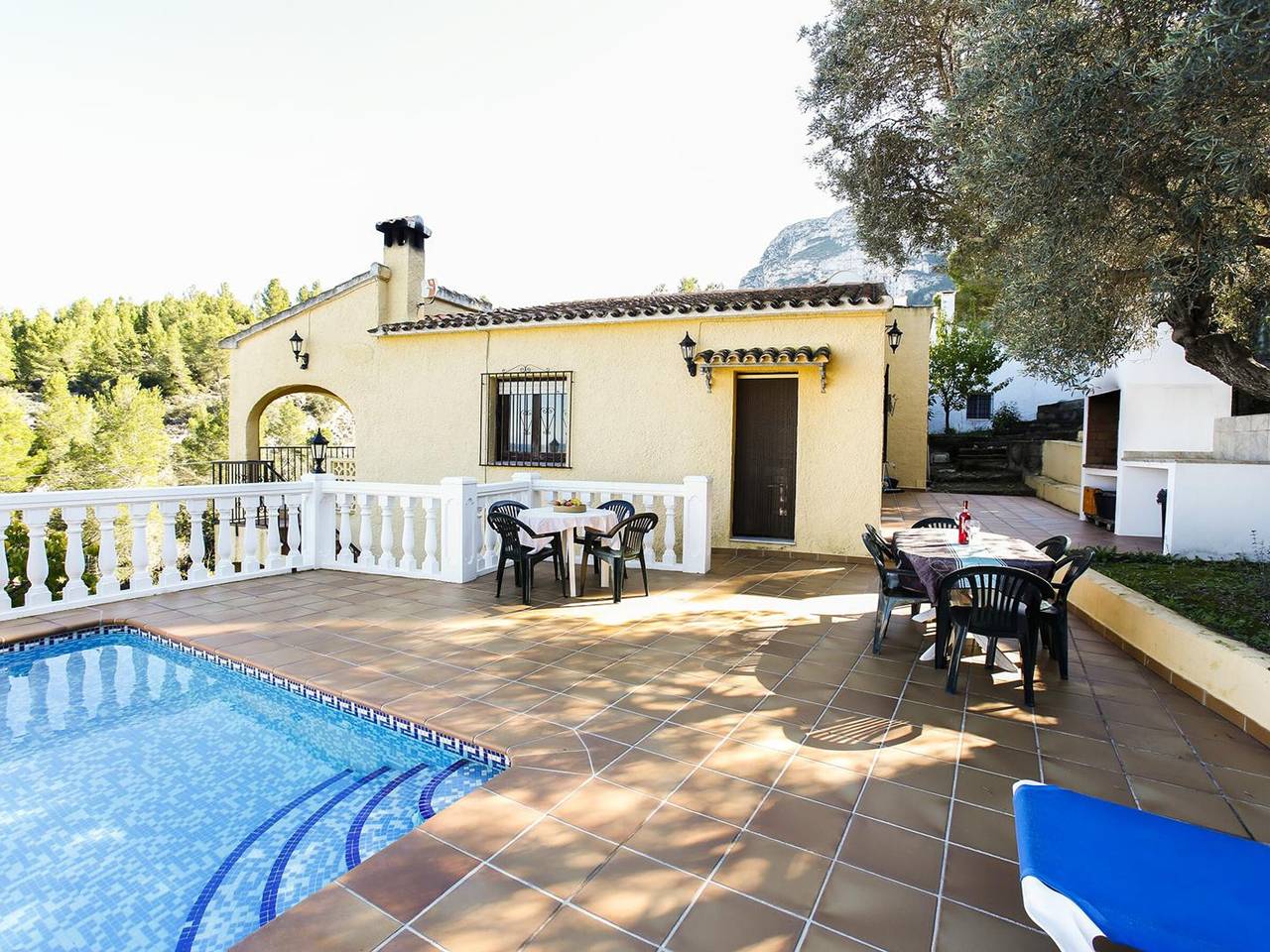 Villa en Denia con piscina privada, aire acondicionado y wifi, cerca de playas y ciudad in Montgó, Dénia