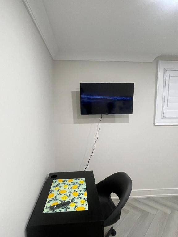 Sótano dormitorio privado y baño con estacionamiento gratuito en Toronto in Etobicoke, Toronto