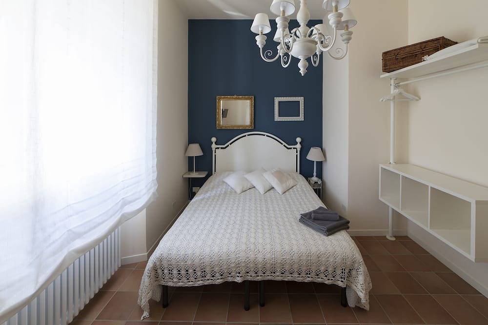 Cozy double room with en-suite bathroom overlooking the canals in Livorno, Etruskische Küste