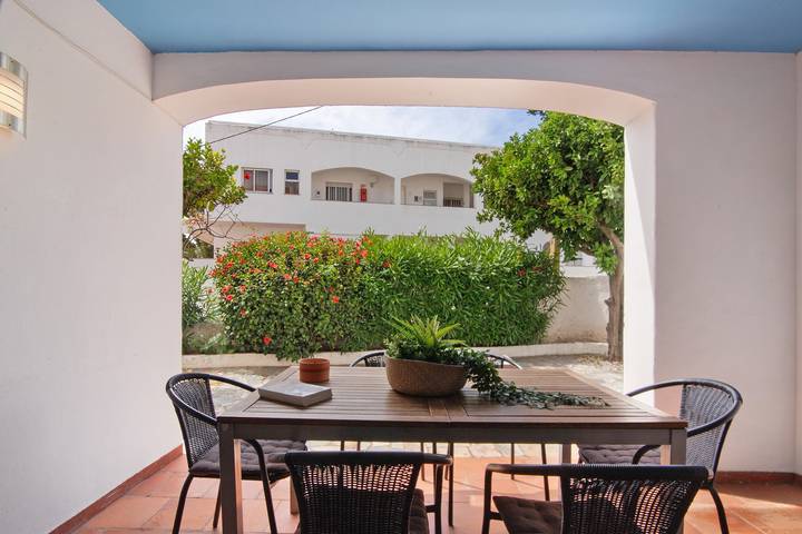 Apartamento inteiro, Apartamento 'Mar Azul 1' com Jardim Privado, Varanda e Wi-Fi in Praia da Oura, Albufeira e Olhos de Água