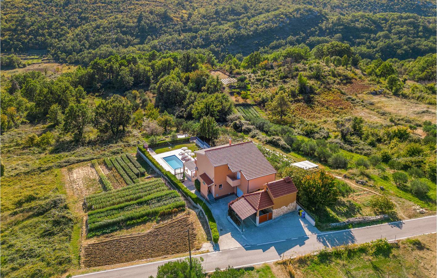 Entire holiday apartment, Holiday apartment for 5 people with terrace in Dalmatian Zagora