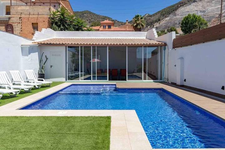 Casa rural para 10 personas, con balcón además de jardín y piscina en El Padul