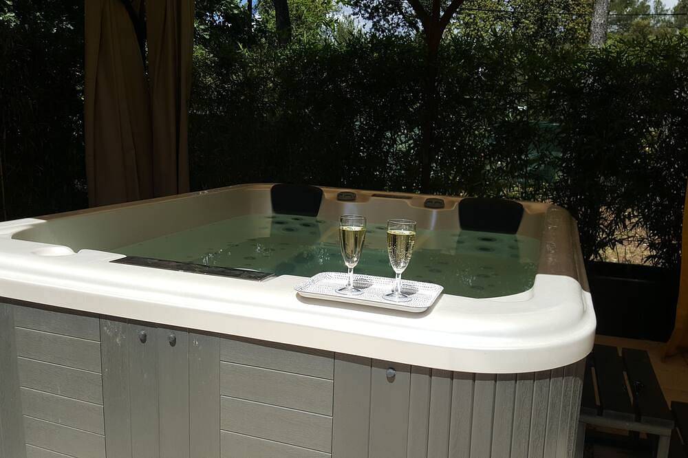 Appartement entier, Studio Avec Jacuzzi A L Ombre Des Chenes in Pernes-les-Fontaines, Parc naturel régional du Mont-Ventoux