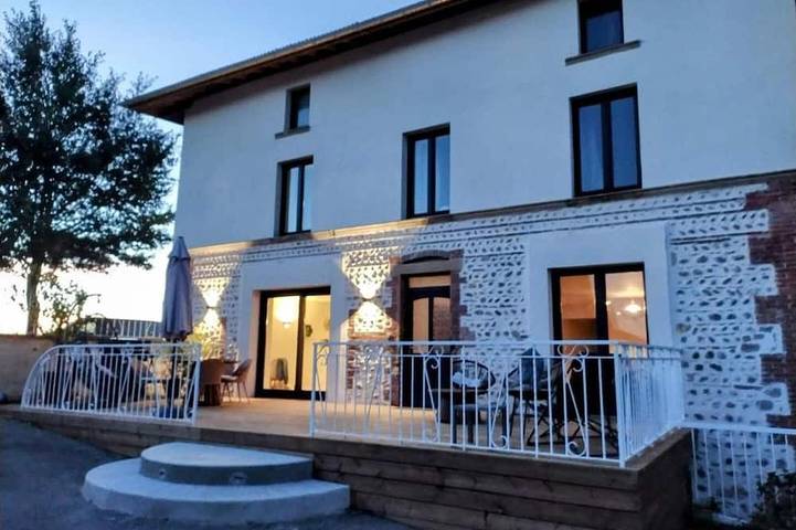 Location de vacances pour 7 personnes, avec Terrasse et Piscine à Gillonnay