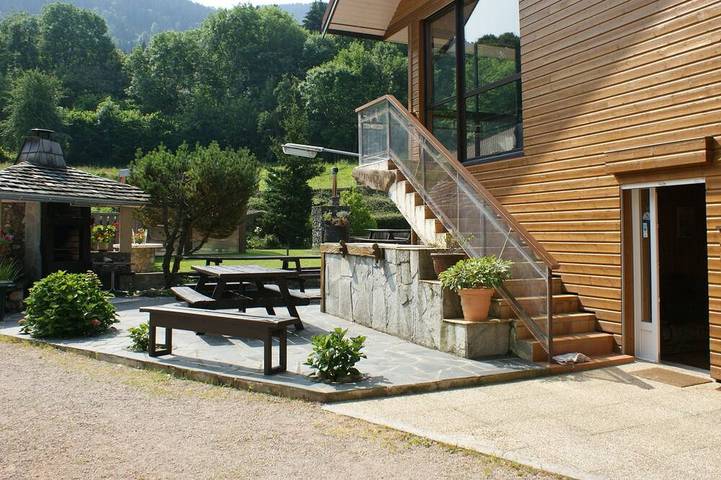 Gîte pour 6 personnes, avec Terrasse ainsi que Jardin et Piscine à Lyaud