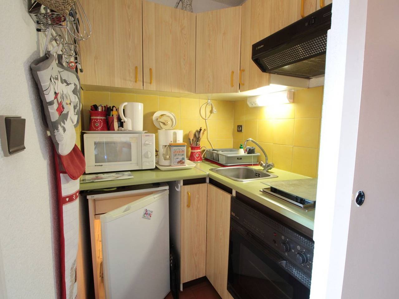 Gehele studio, Studio Central pour 4 pers. avec Balcon, Parking et Accès Facile aux Pistes in Les Carroz, Arâches-la-Frasse