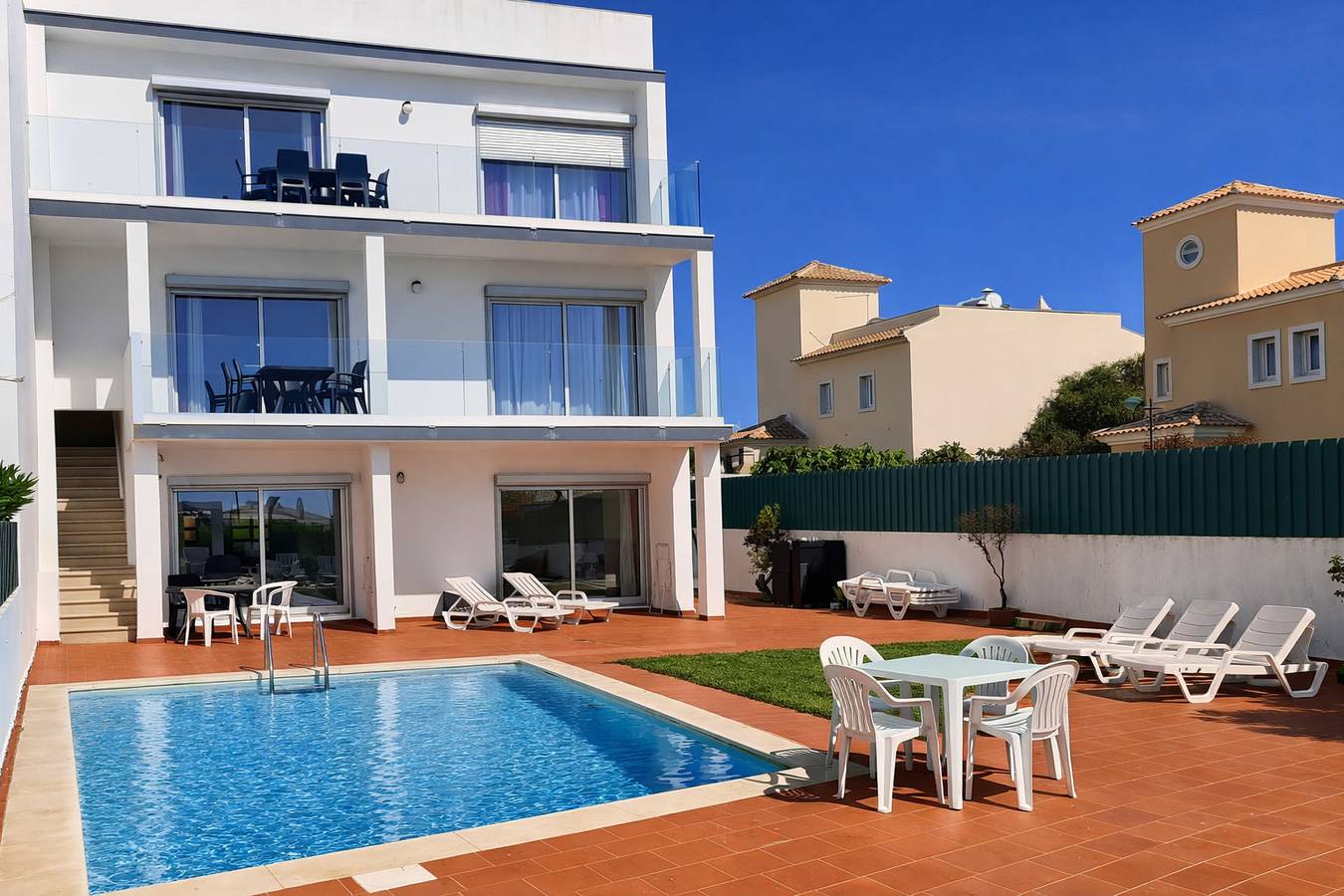 Ganze Wohnung, T2-2º vista mar, piscina, bbq, para a praia vai a in Guia, Faro Distrikt