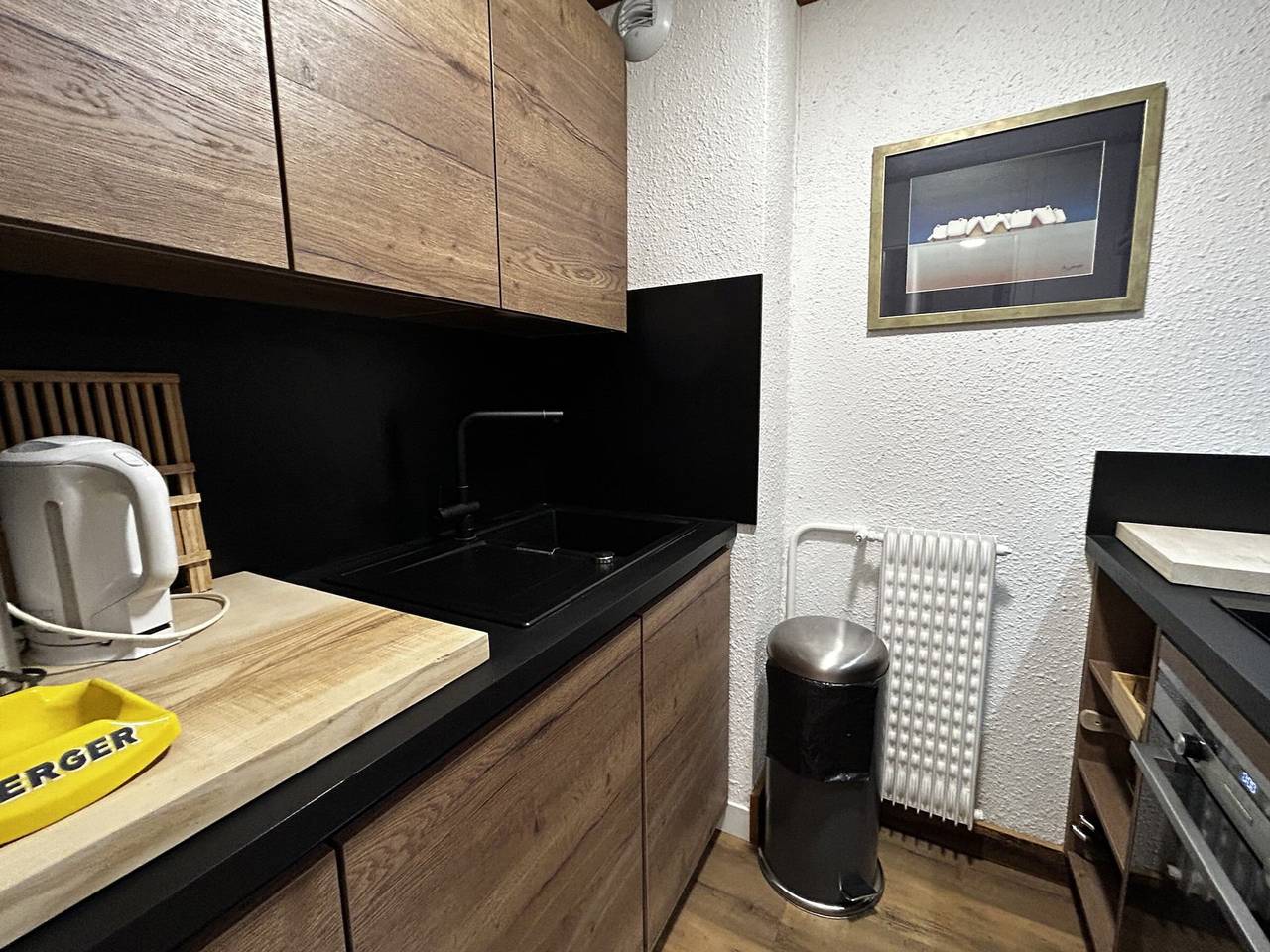 Entire apartment, Ski-in/Ski-out Apartment for 6 in La Croisette with South-Facing Balcony in Les Menuires, Saint-Martin-de-Belleville