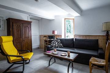 Gîte pour 5 personnes, avec jardin et terrasse, animaux acceptés à La Tour-d'Aigues