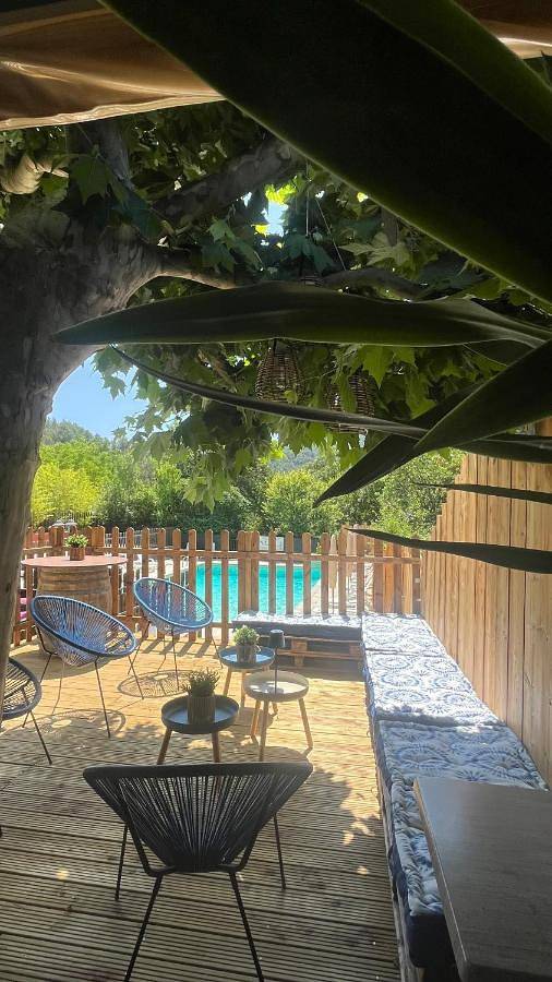 Camping pour 6 personnes, avec jardin ainsi que vue et piscine dans Drôme provençale