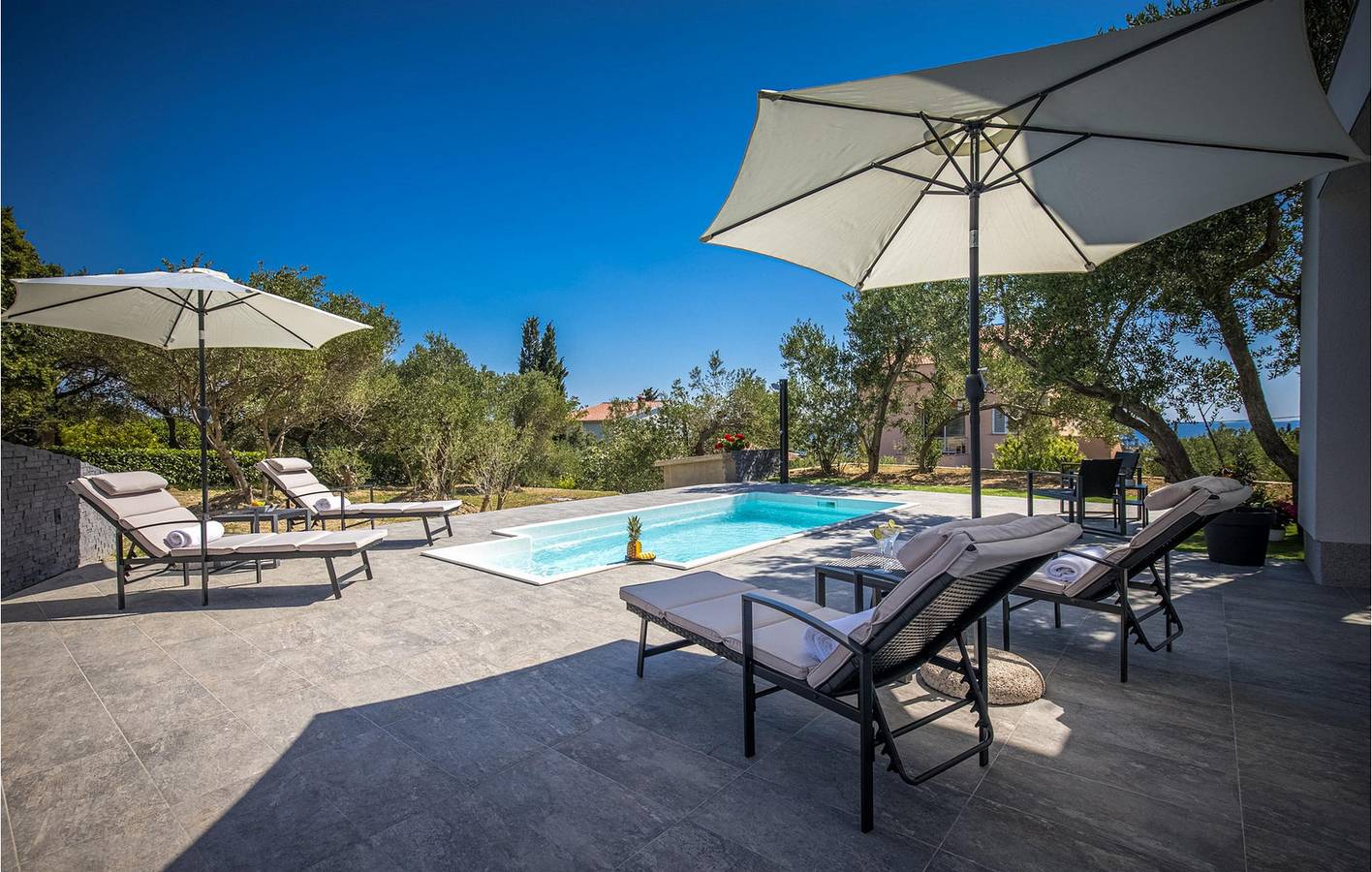 Ferienwohnung mit Meerblick, Pool, WLAN und Parkplatz – 1000 m vom Strand entfernt in Banjol, Rab