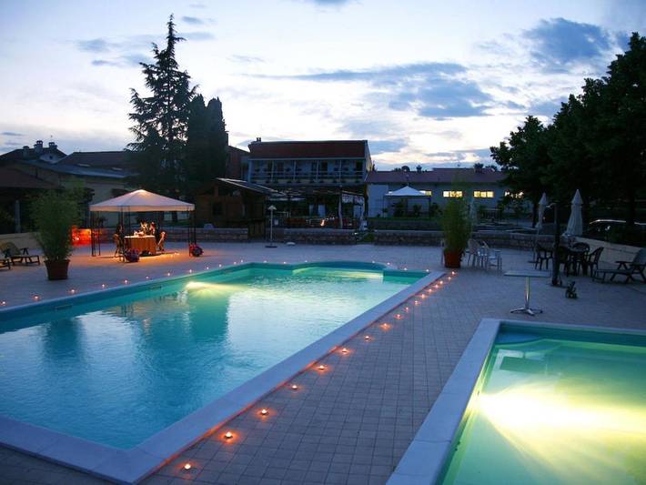 Station pour 2 personnes, avec Balcon et Terrasse ainsi que Jardin et Piscine à Vivaro