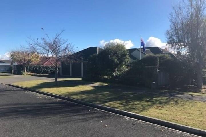 Location de vacances pour 8 personnes, avec jacuzzi ainsi que terrasse et jardin à Taupo