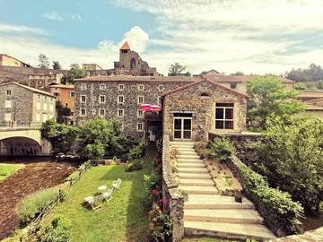 Hôtel pour 2 personnes, avec terrasse ainsi que vue et jardin à Chanteuges