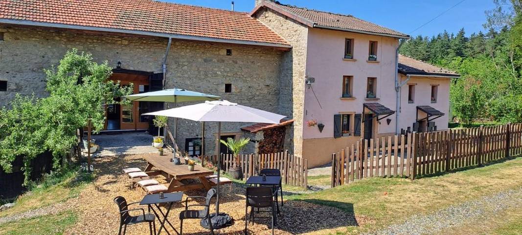 Cottage pour 2 personnes, avec piscine et terrasse ainsi que vue et jardin à Bertignat