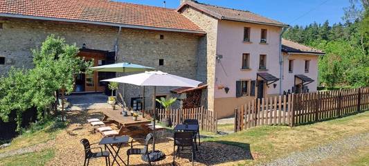 Tente pour 2 personnes, avec piscine et vue ainsi que jardin et terrasse dans le Puy-de-Dôme