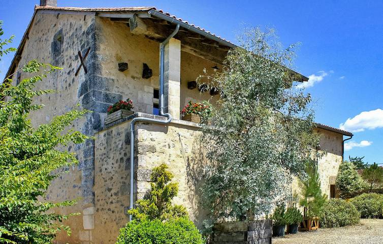 Amplio apartamento con parking, piscina y WiFi in La Chapelle-Faucher, Périgord Vert