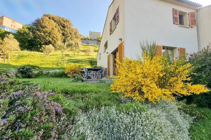 Location de vacances pour 4 personnes, avec jardin à Tolla