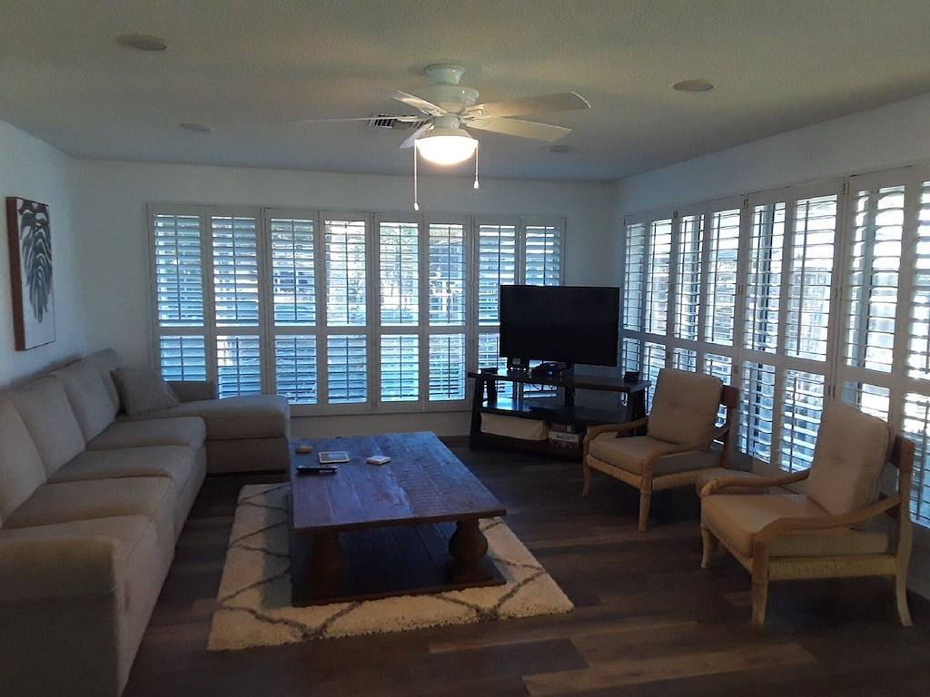 Alte Homosassa- Flusswasser-Vorderboot-Haus-Eismaschine-Tiefe-Bucht-Vier Kayaks in Homosassa, Citrus County