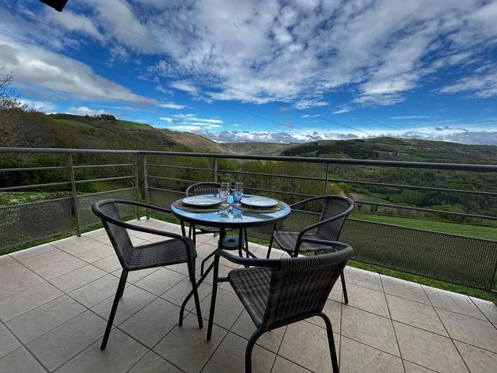 Gîte pour 4 personnes, avec piscine ainsi que vue et terrasse à Trébas