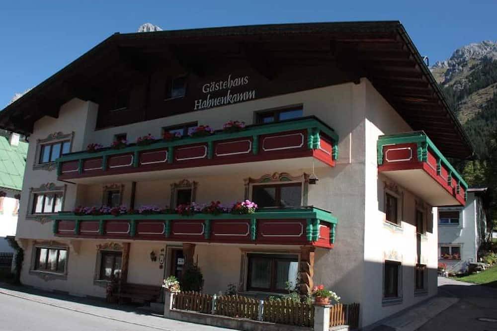 Ganze Wohnung, Ferienwohnung 4 Personen 8 - Haus Hahnenkamm in Nesselwängle, Außerfern