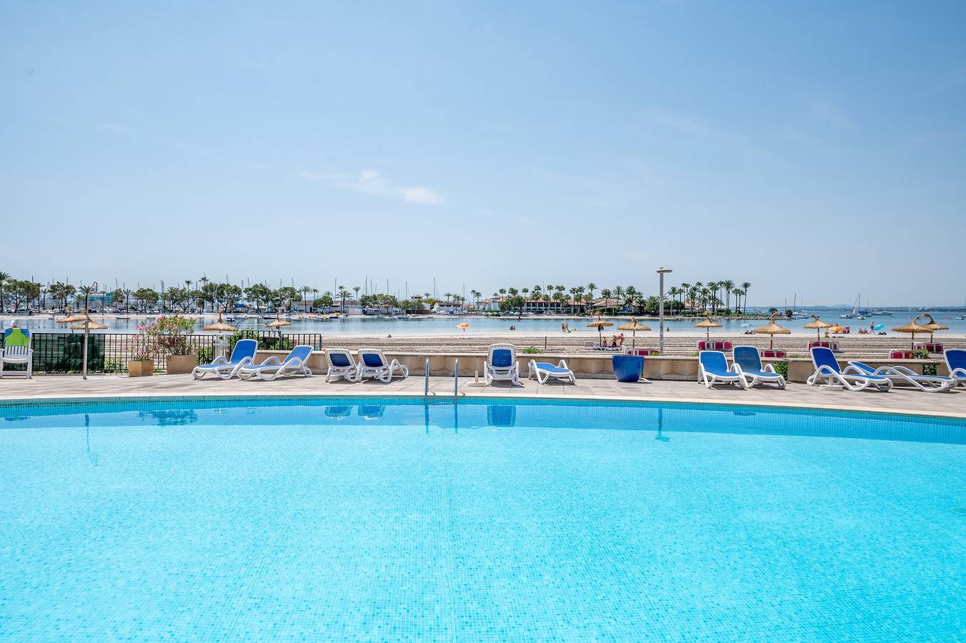 Ganze Wohnung, Ferienwohnung "Carabela Dali 113" in der Nähe dem Strand mit Meerblick und Pool in Port d'Alcúdia, Alcúdia