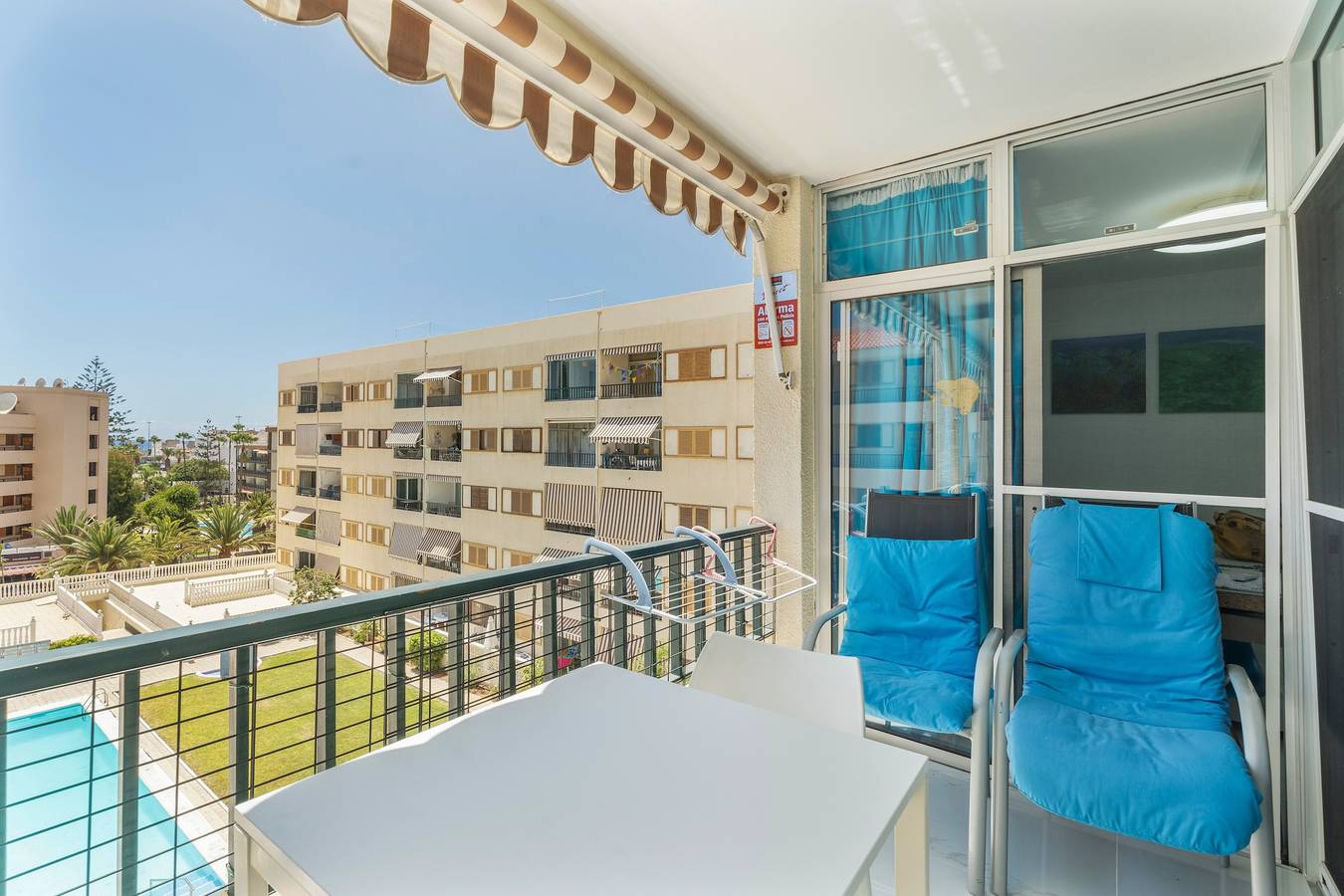 Hel leilighet, Vacation 'Feliz Playa Los Cristianos' with Sea View, Shared Pool and Wi-Fi in Los Cristianos, Arona