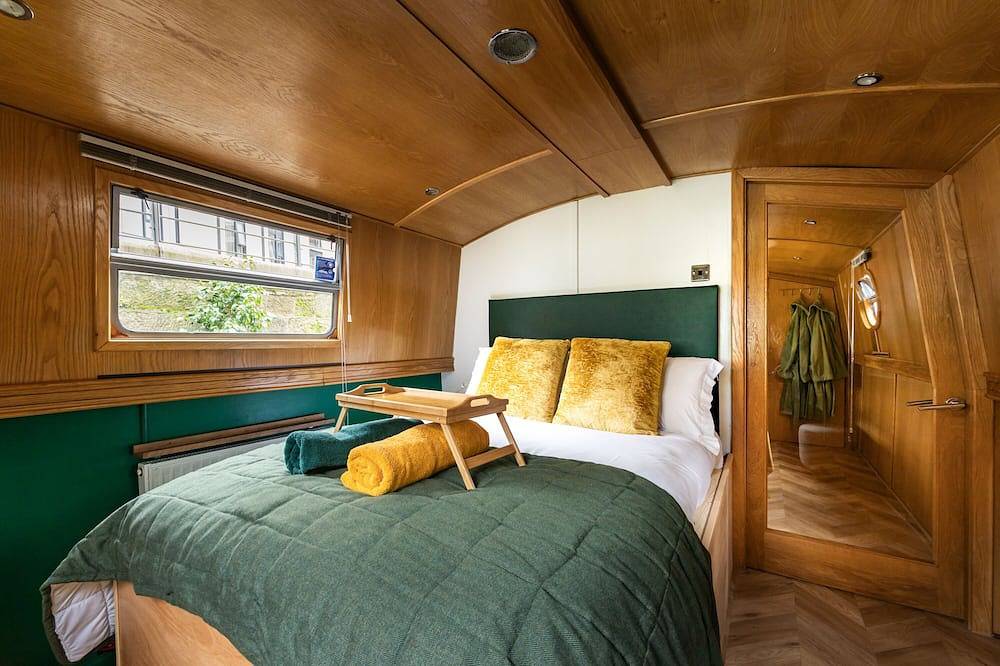 4* Luxury floating wide beam houseboat moored in Edinburgh city center. in Edinburgh, Edinburgh and Lothian