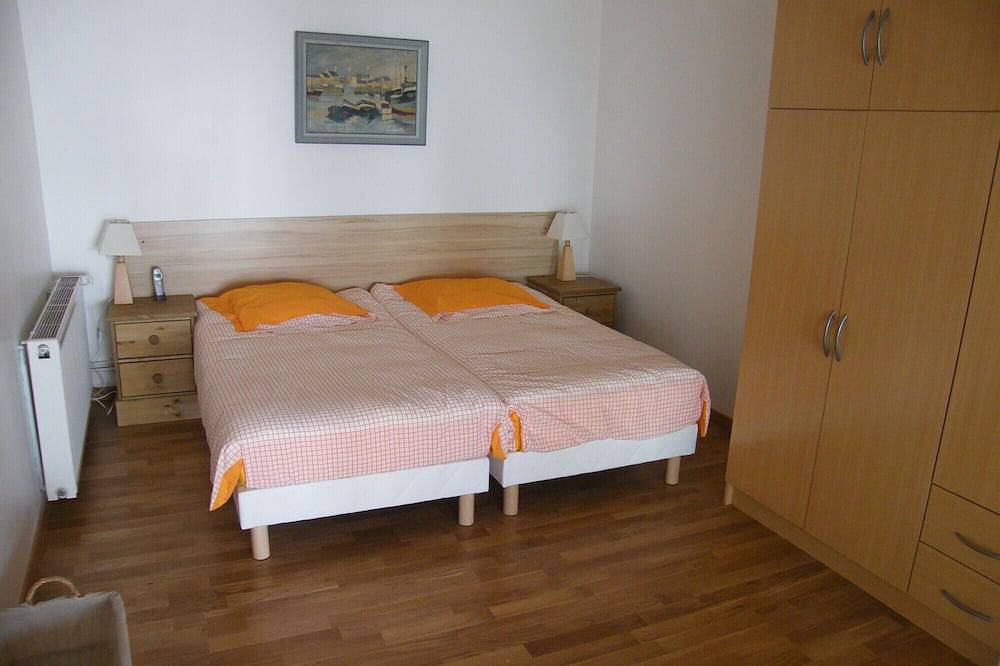 Appartement entier, Appart. 3 chambres proche Paris(Suresnes), 120 m2 -proche tramway (avec parking) in Suresnes, Hauts-de-Seine