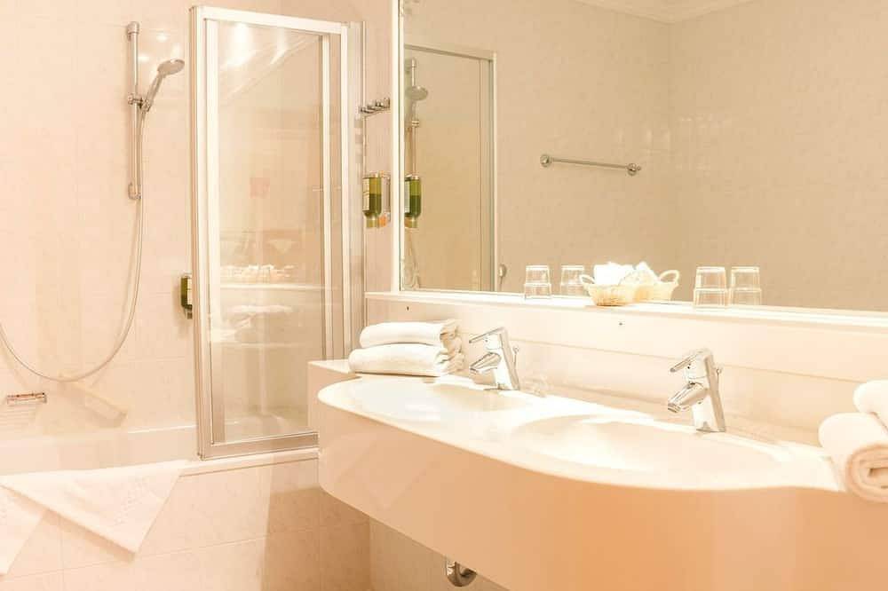 Double room \"Elbblick\", shower or bath, Wc - Elbhotel Bad Schandau in Bad Schandau, Elbe Sandstone Mountains