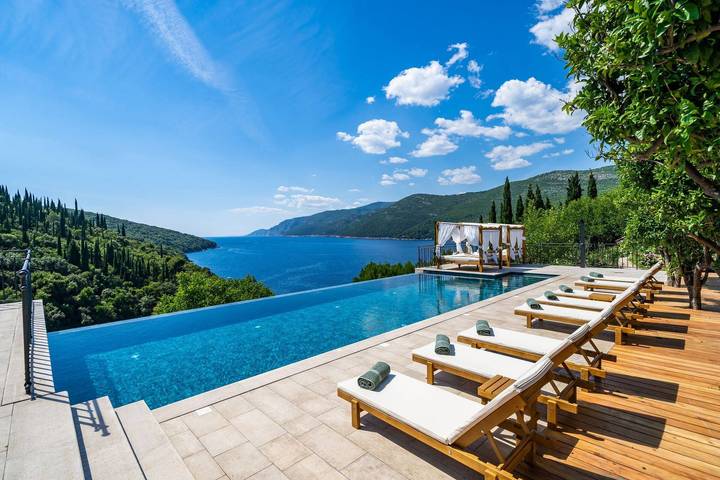 Ferienhaus für 10 Personen, mit Balkon/Terrasse und Garten sowie Pool