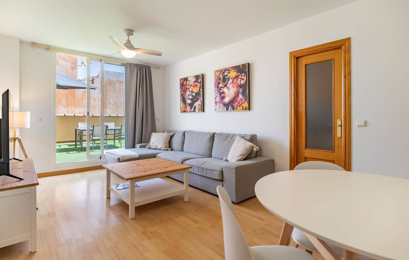 Entire holiday apartment, Modern Apartment with Terrace, WiFi & AC - Close to Beach & Town in Torremolinos Centre, Torremolinos