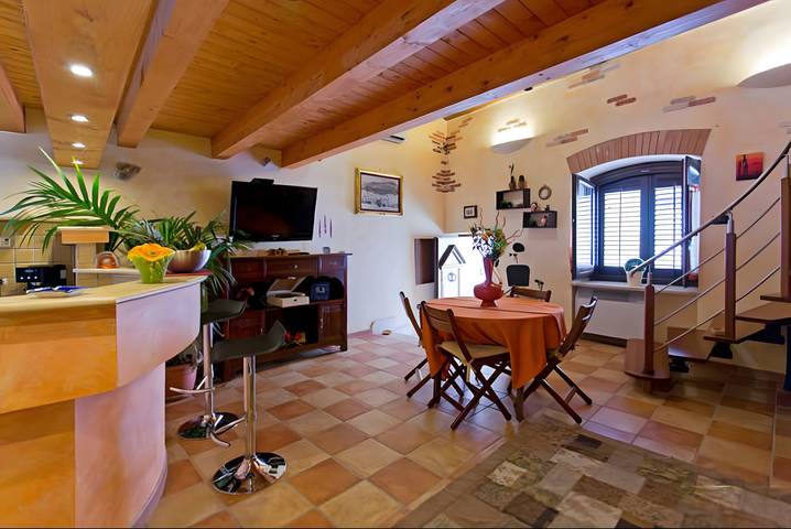 Entire apartment, 'Alla Corte Dei Ventimiglia' Apartment with Mountain View, Wi-Fi, and Air Conditioning in Montelepre, Palermo Province
