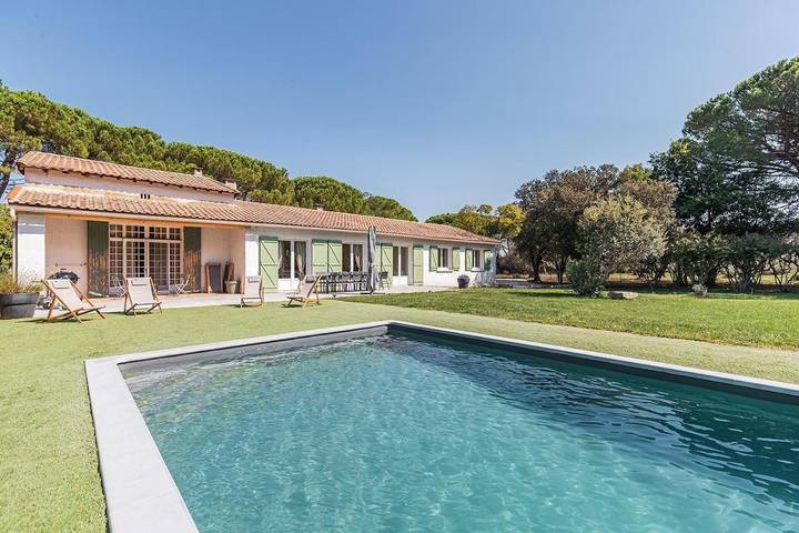 Location de vacances pour 12 personnes, avec piscine ainsi que terrasse et jardin à Manduel