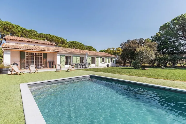 Chalet para 12 personas, con terraza además de piscina y jardín - 1