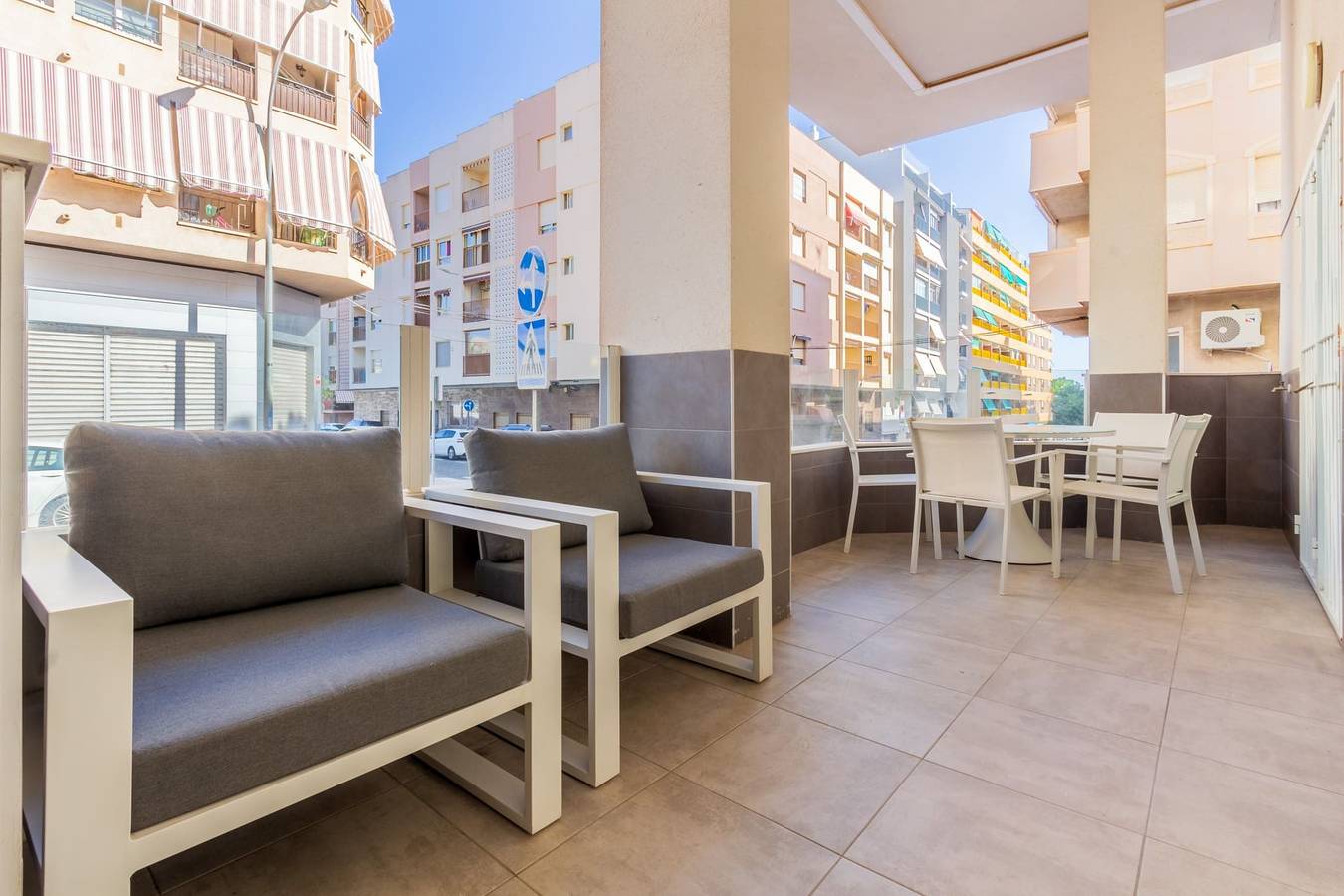 Hel lägenhet, Moderno piso en la playa con piscina y despacho  in Santiago Bernabeu, Santa Pola
