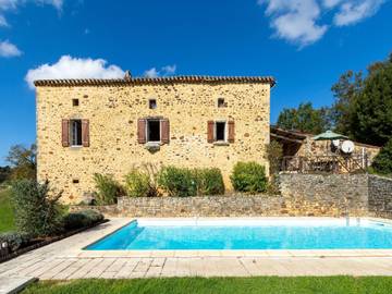 Gîte pour 8 personnes, avec terrasse ainsi que jardin et piscine à Sauveterre-la-Lémance