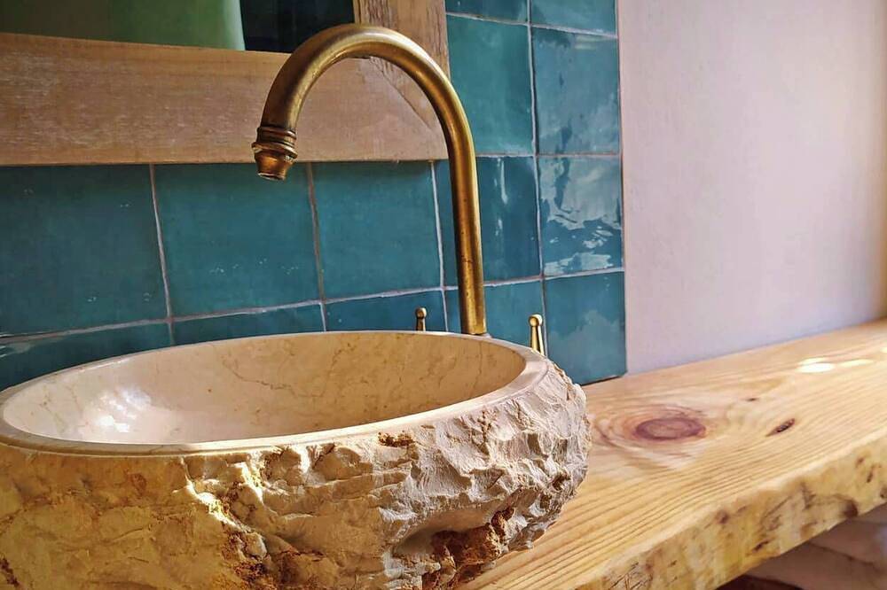 Cabaña de Diseño en el Bosque con Jacuzzi - Esencia Lodge in Albuñuelas, Provincia de Granada