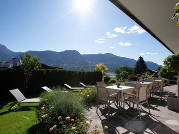 Ferienwohnung für 4 Personen, mit Ausblick und Garten in Marling
