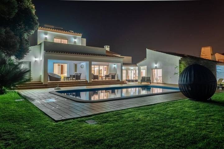 Villa para 12 pessoas, com Balcão e Terraço e ainda Jardim and Piscina em Amoreira