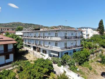 Gîte pour 5 personnes, avec balcon dans Selianitika