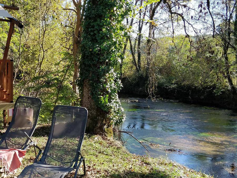 Camping Brantôme Peyrelevade - Tente en toile et en bois 4 personnes - Tente Luxe Lodge Safari Dimanche bord de rivière 40 m2 in Brantôme en Périgord, Périgord Vert