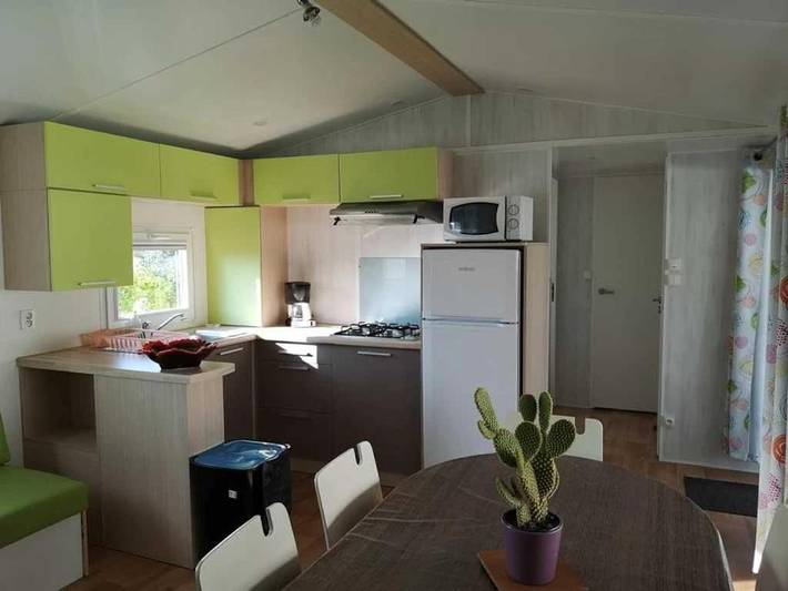 Camping pour 4 personnes, avec piscine ainsi que terrasse et bassin pour enfant