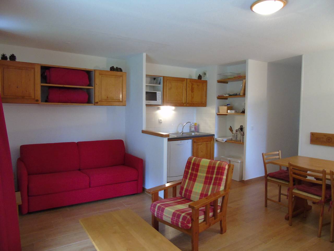 Entire apartment, Cozy 2-Room 6-Person Apartment with Terrace, Near Ski Lifts, Shops, and Schools in Valfréjus in Valfréjus, Modane