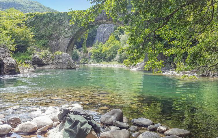 Spazioso appartamento moderno, vicino al ristorante e al fiume in Pescia, Provincia di Pistoia