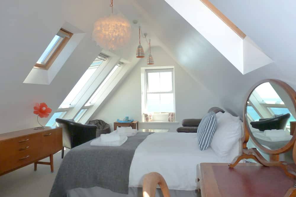 Channings St Ives, Sleeps 10-12 Panoramic Sea Views and Parking in St. Ives, Cornwall