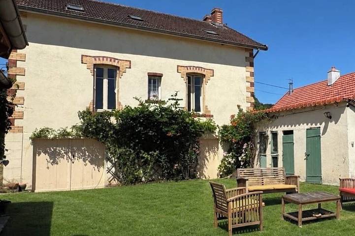 Location de vacances pour 8 personnes, avec Terrasse et Jardin à Écuisses