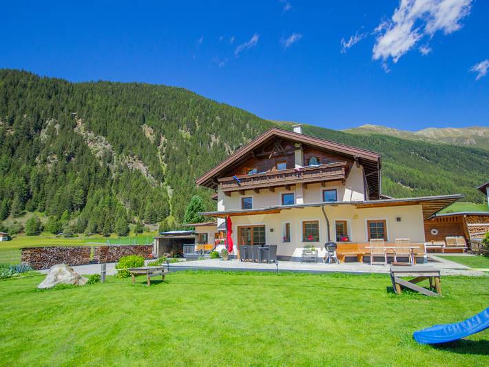 Ferienwohnung für 8 Personen, mit Balkon und Garten sowie Ausblick im Ötztal