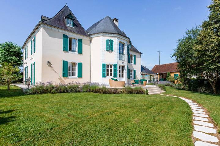Villa pour 14 personnes, avec terrasse ainsi que jardin et piscine en Pyrénées-Atlantiques