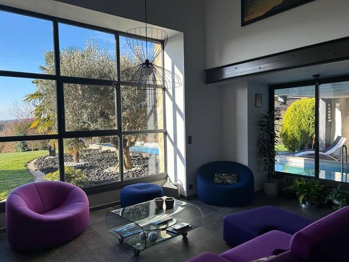 Location de vacances pour 6 personnes, avec piscine ainsi que terrasse et vue à Magnac-Bourg